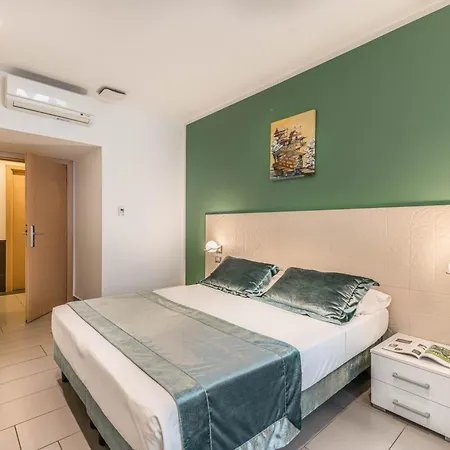 מלון Trevi Palace 3*