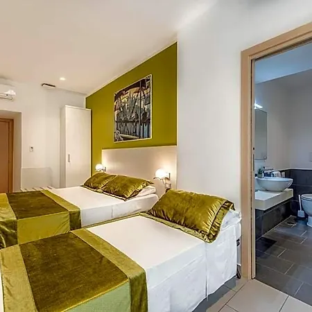 Trevi Palace מלון 3*