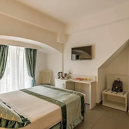 Trevi Palace מלון 3*